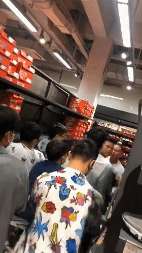奥莱年终大促nikeadidas全场1折起,奥莱和adidas