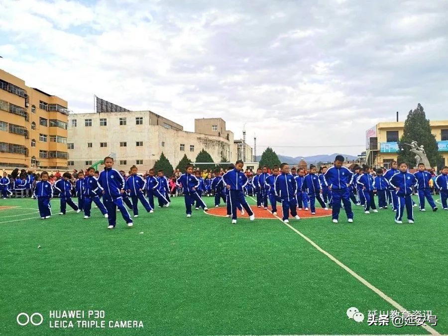 寒意袭人，红小娃却把口号声喊得震天响！