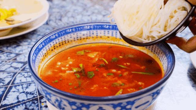 过桥米线汤底的简易做法,过桥米线汤底是什么做的