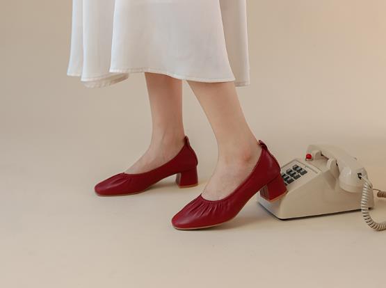 奶奶鞋怎么穿才好看 (奶奶鞋怎么穿出时尚感)