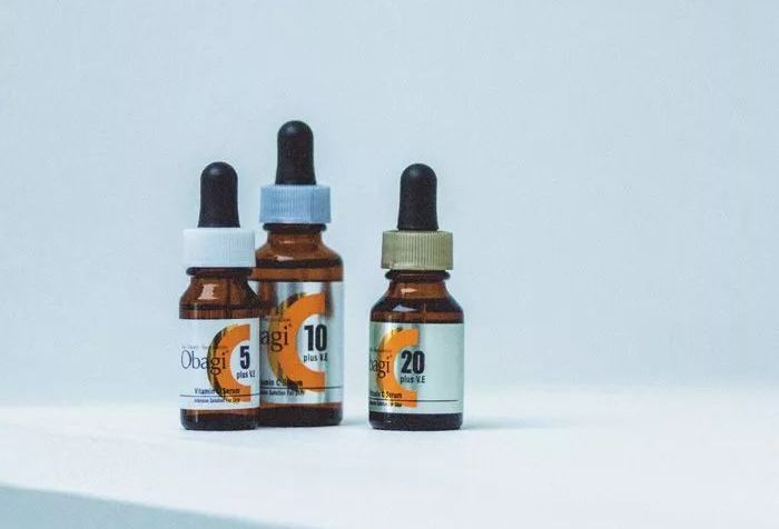 推荐比较好用的精华液，能防止色素沉淀，皮肤氧化而老化