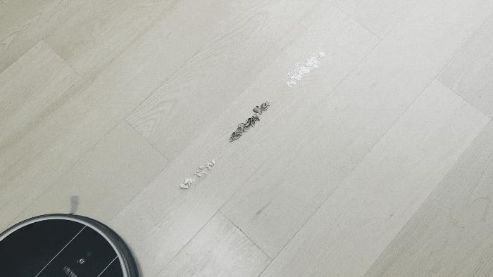 连垃圾都懒得倒，由利扫地机器人评测：垃圾自动收集，一月一次