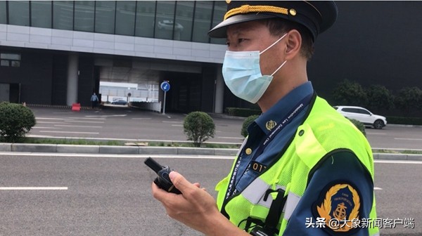 黑车上路行驶交警查到怎么处罚,多名执法人员查处黑车
