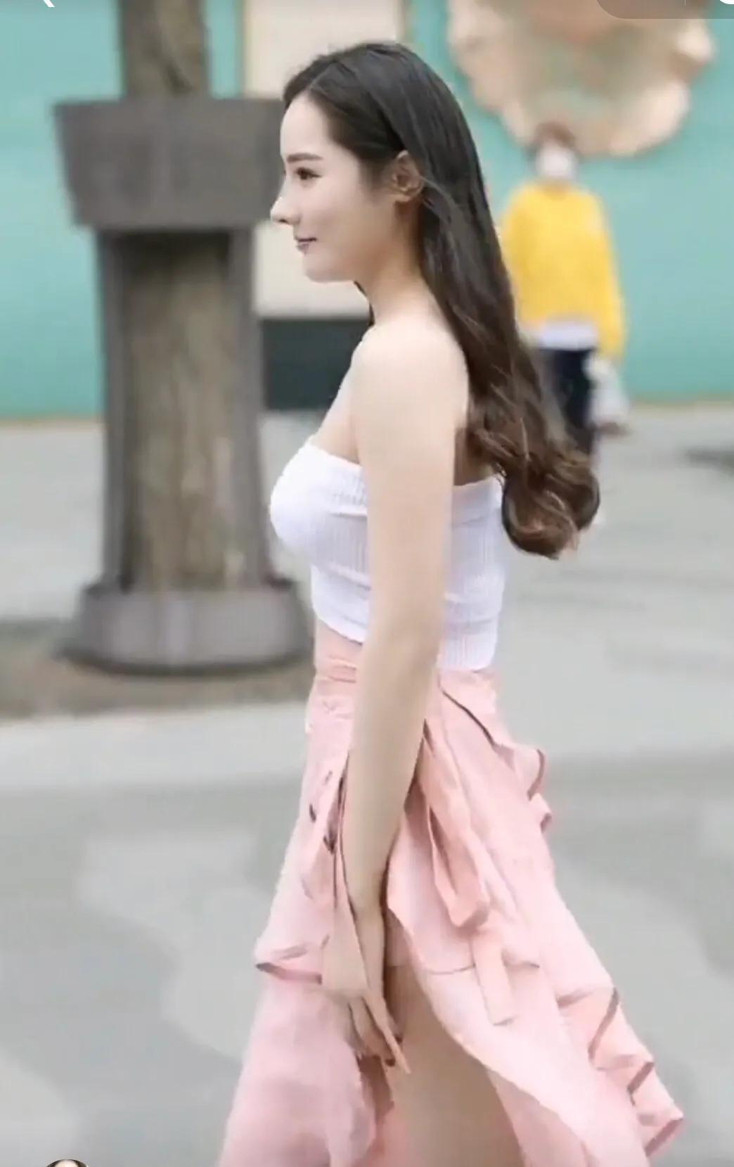 男人热衷欣赏美女的原始渊源