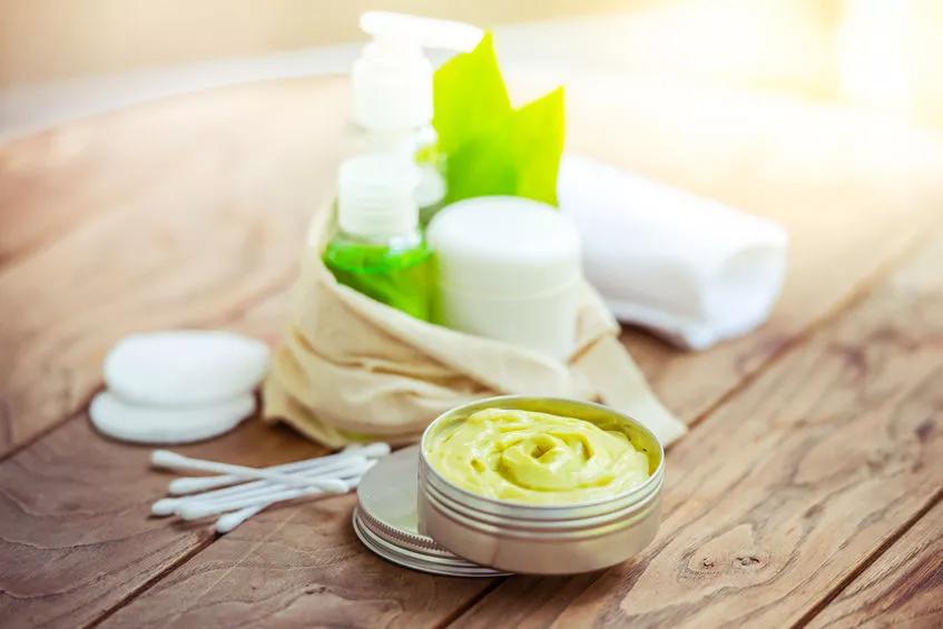 小孩脸冬天出冻疮还有红疙瘩,冬天皮肤湿疹干燥发痒怎么办