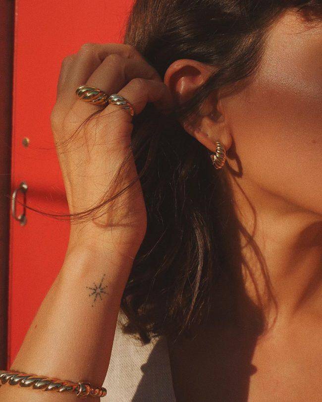 有时候质感就体现在小小的配件上，一件可以陪你穿梭日常的珠宝