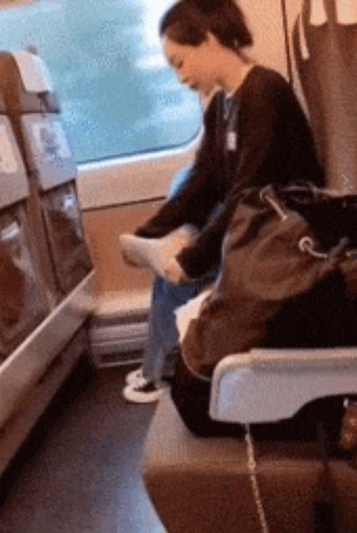 为什么闻自己脚臭后头痛,为什么闻自己脚臭会上瘾