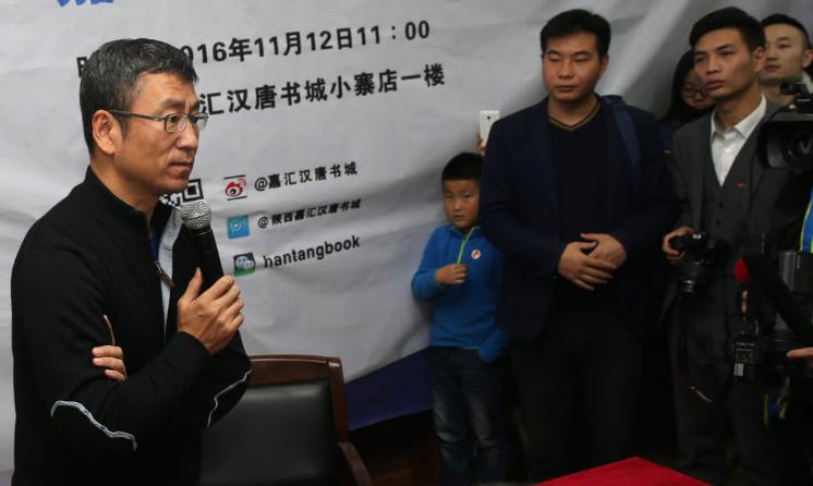 央视白岩松：被自杀拒天价死守央视，今又因国籍风波“败”给儿子