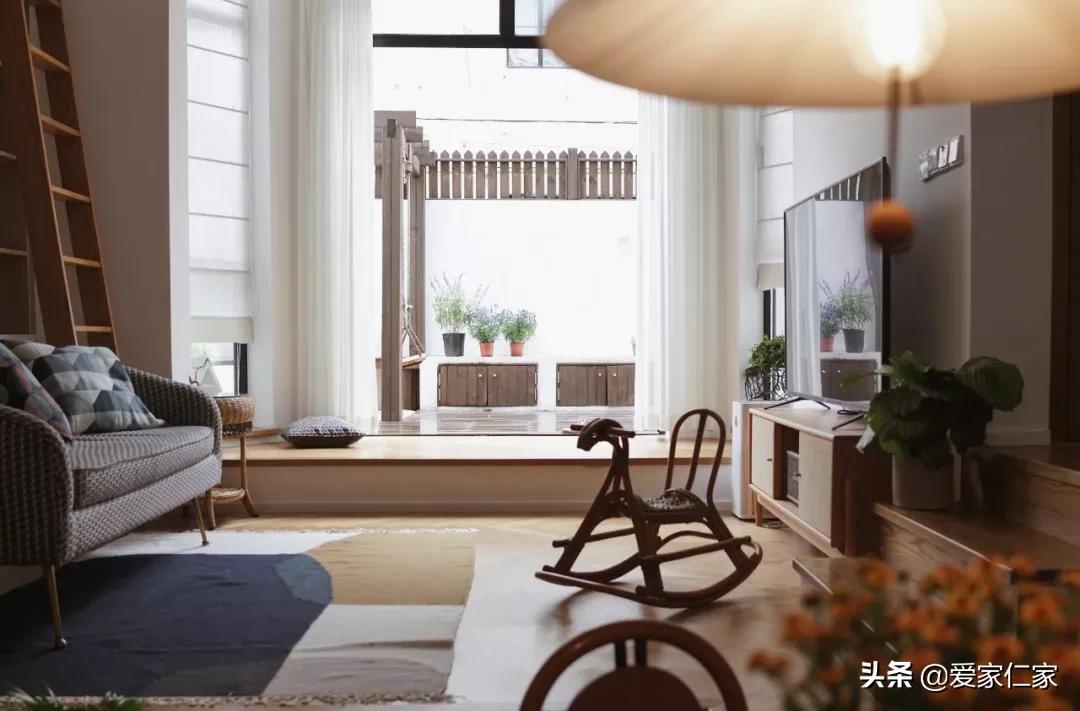 她买下32㎡上海老旧学区房，为女儿打造小桃园，20㎡超舒适大庭院