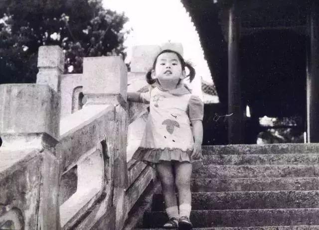 曾被周星驰雪藏，如今开保时捷住上海市中心，38岁范湉湉励志人生