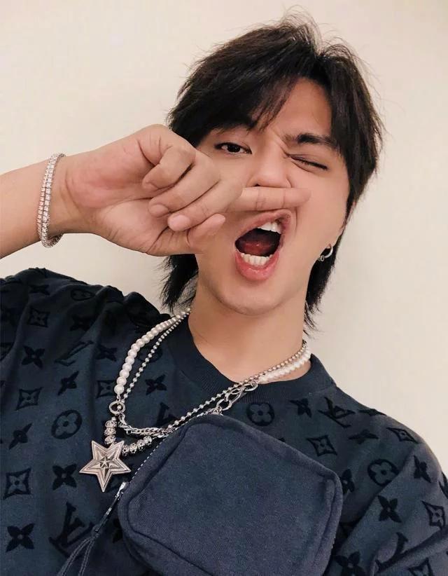 张艺兴水中莲花完整版评价,爱莲张艺兴现场版