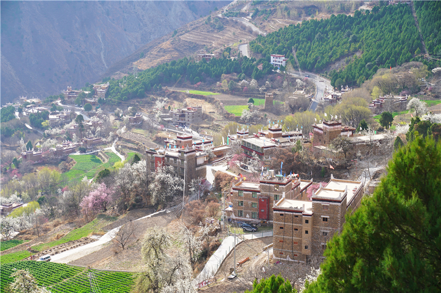 甘孜州有个很漂亮的村寨,甘孜州藏寨