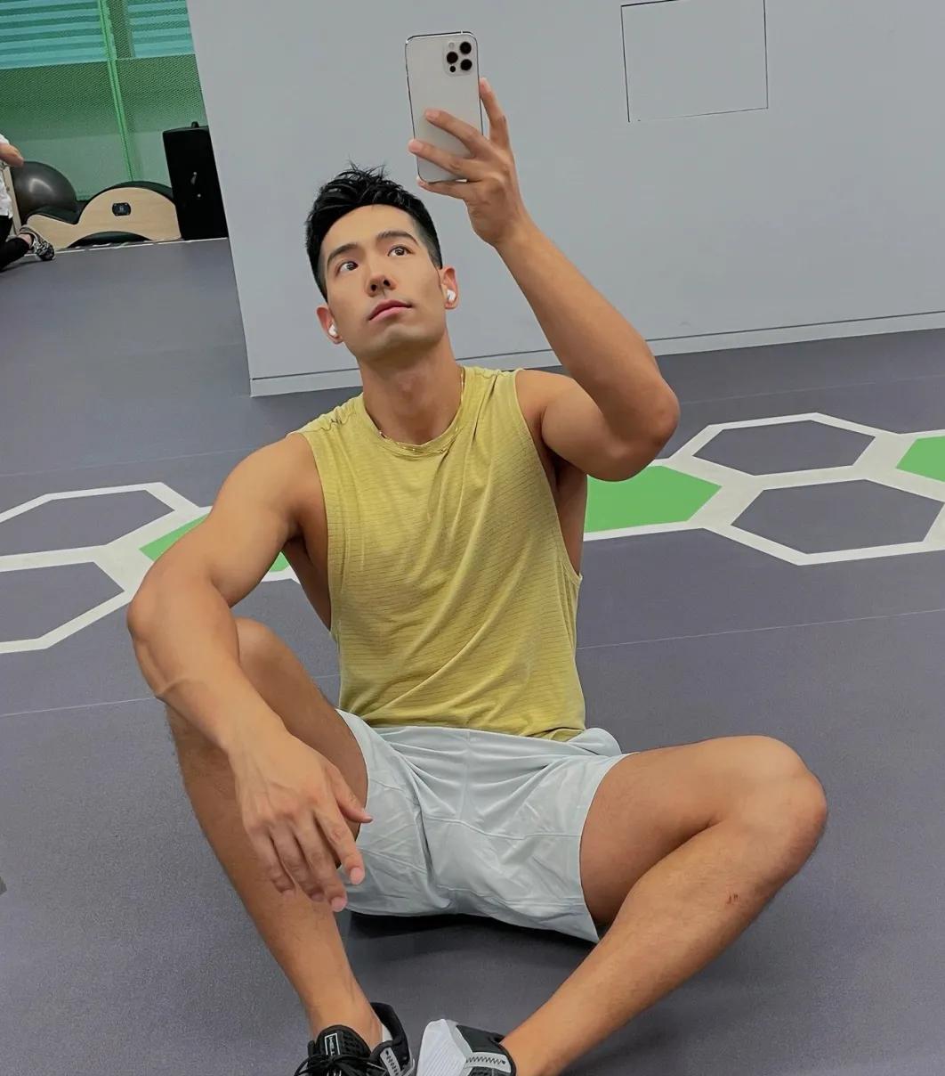 体育生肌肉身材,肌肉体育生秀腹肌