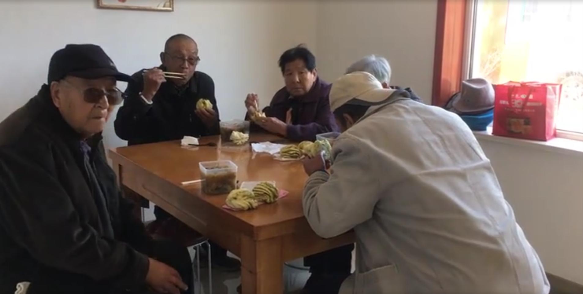 “青”眼相看70年拍客走进“爱老幸福食堂中央厨房”