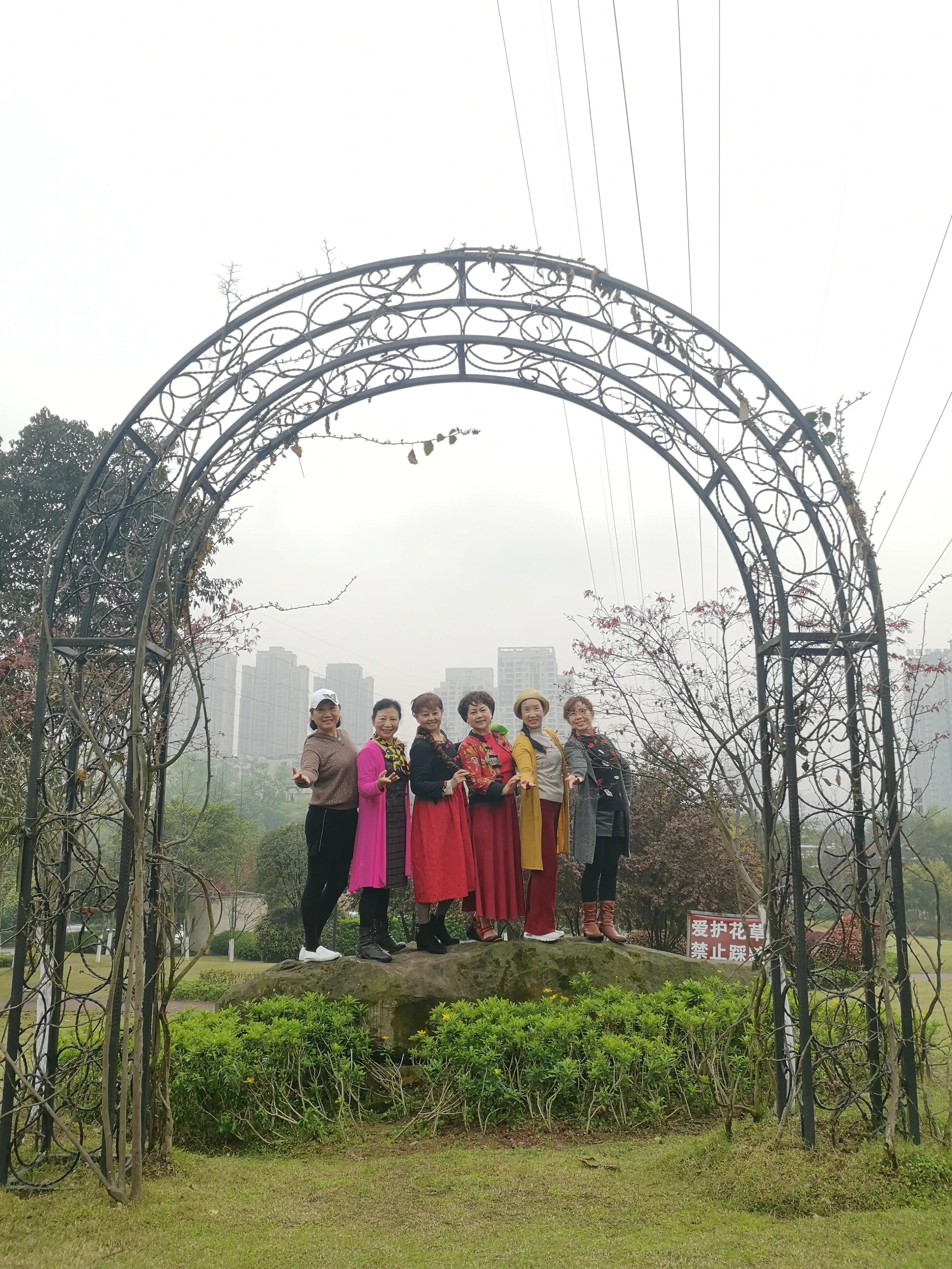 春游和姐妹踏青,春游踏青姐妹拍照