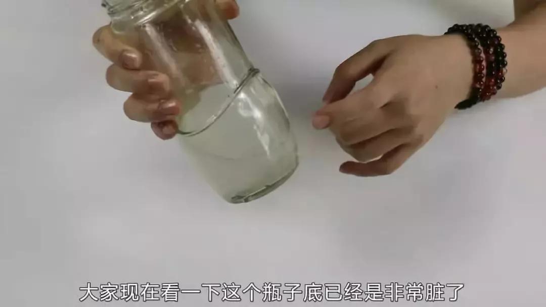 杯子内壁难清洗一招教你轻松解决,两三年没用的杯子如何清洗的干净