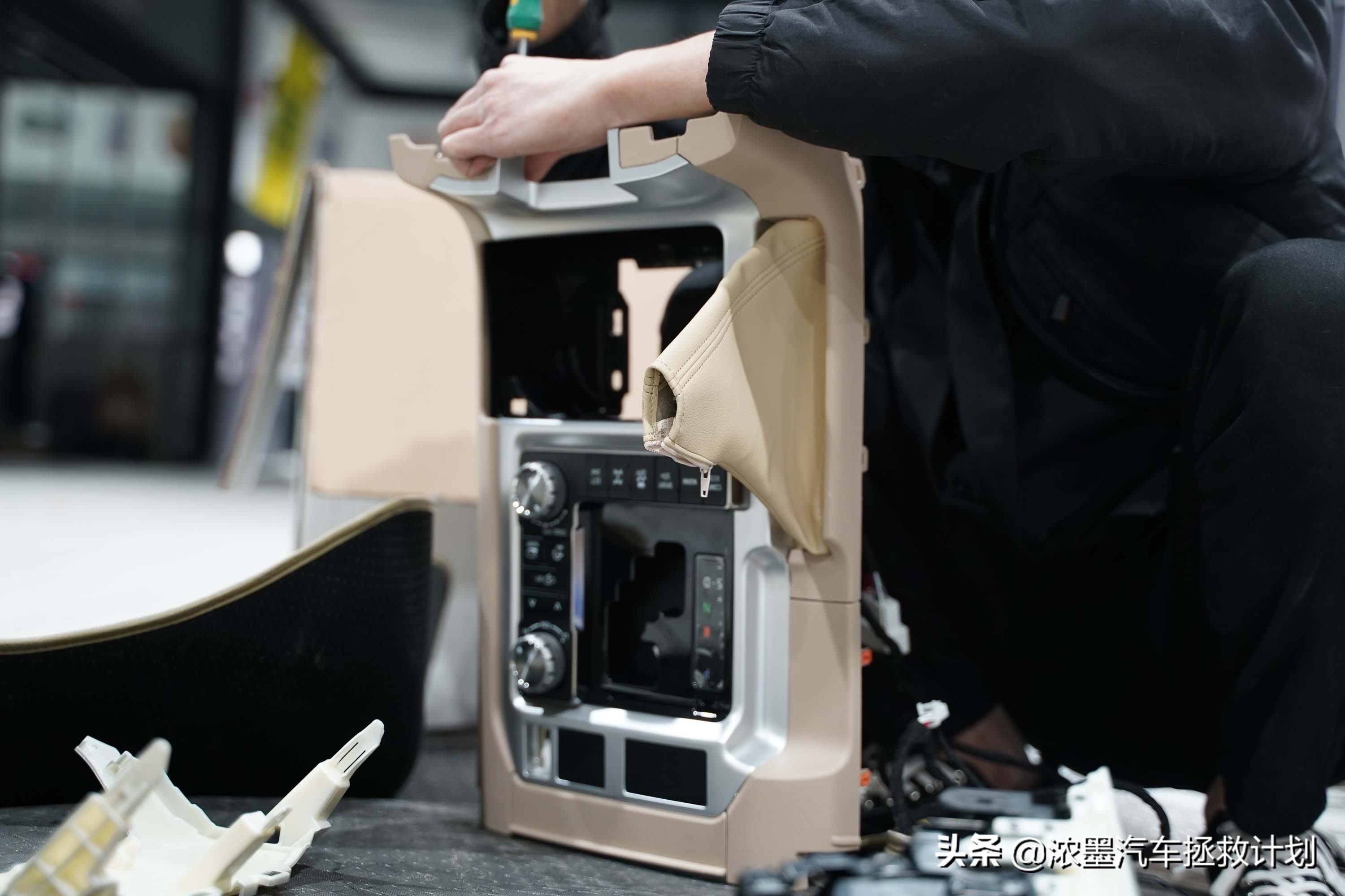 丰田霸道酷路泽带你翻山越岭,丰田兰德酷路泽低速4驱越野模式