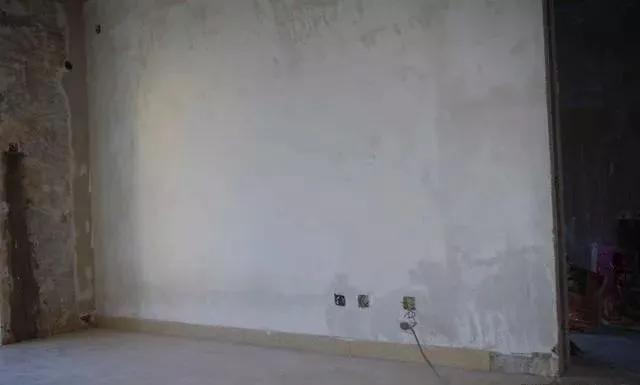 墙面大面积发霉渗水怎么办,墙面潮湿发霉是怎么回事