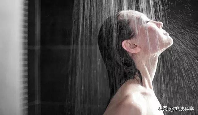 头发出油有头皮屑还脱发怎么办,头发变细变软爱出油脱发怎么办