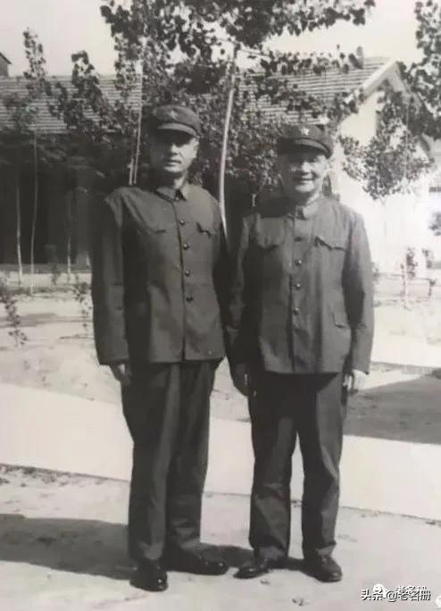 队列指挥员和排头,站在排头的战士