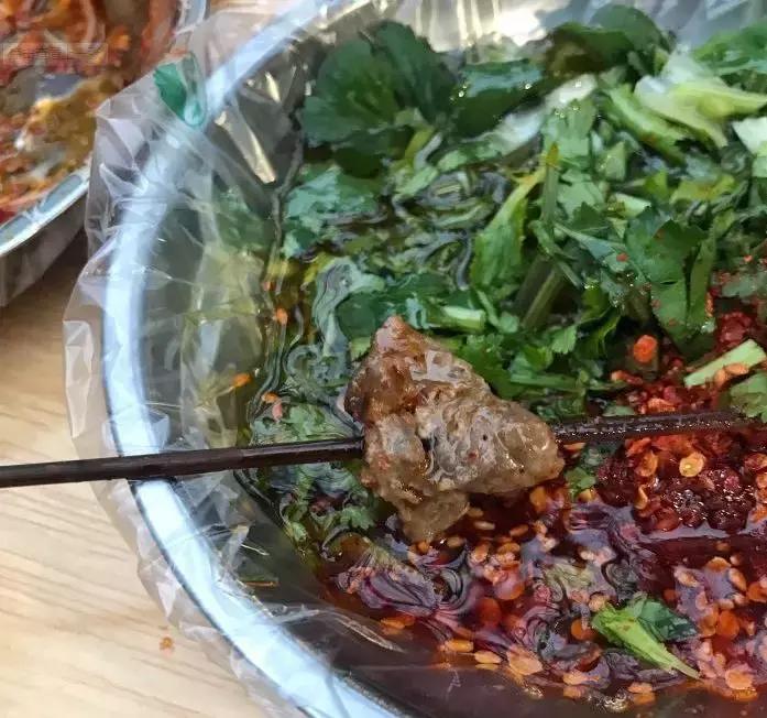 终于被我吃到了！这一锅90年代的麻辣烫，才是咱老成都挂念的市井味啊！