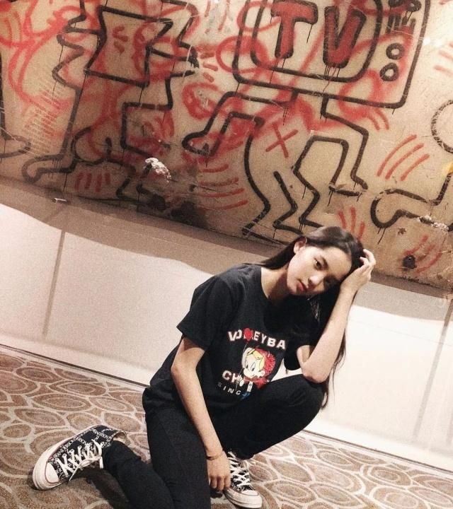 匡威代言人欧阳娜娜,匡威onestar红白拼接欧阳娜娜