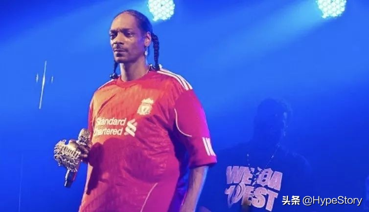 他是西海岸教父级的说唱歌手,也是足球圈最拽的球衣狂魔