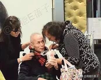 64岁“金轮法王”刘家辉与欧阳震华相聚，中风后因钱财与妻儿决裂