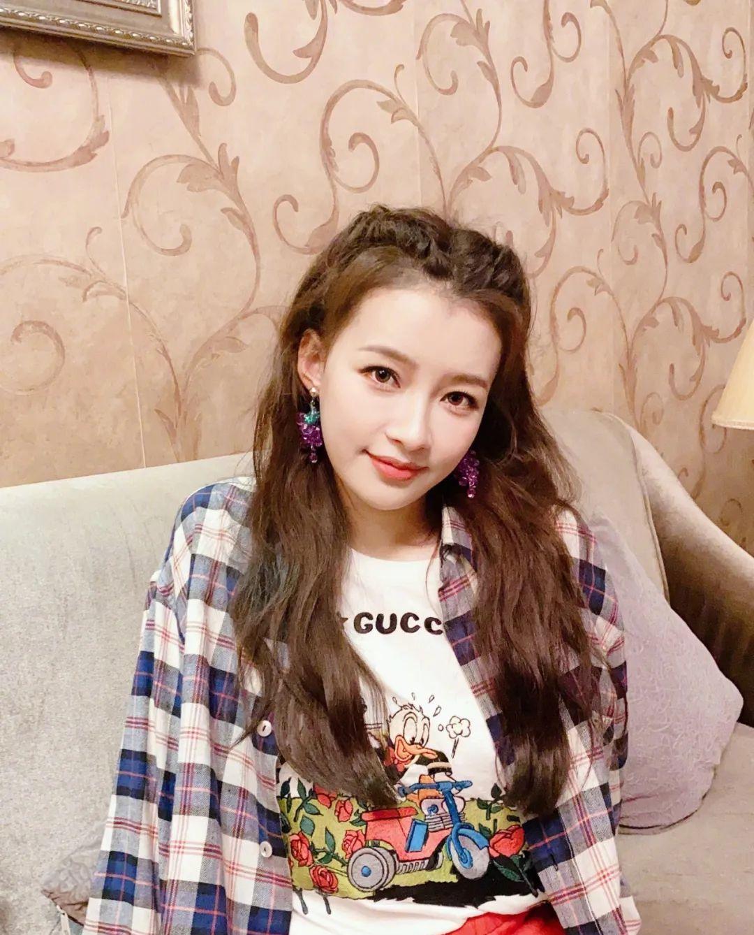 36岁圆脸扎什么发型减龄,胖圆脸适合的中长扎发教程