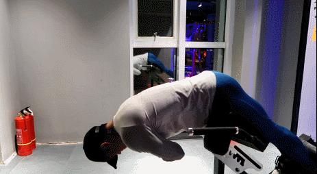 竖脊肌锻炼山羊挺身动作图解,练背前山羊挺身