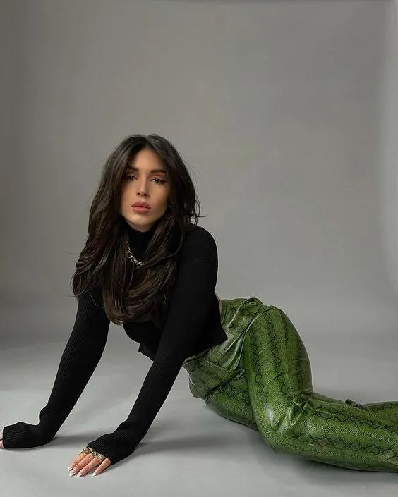 马蹄裤和喇叭马蹄裤哪个更显腿长,高腰显瘦马蹄裤