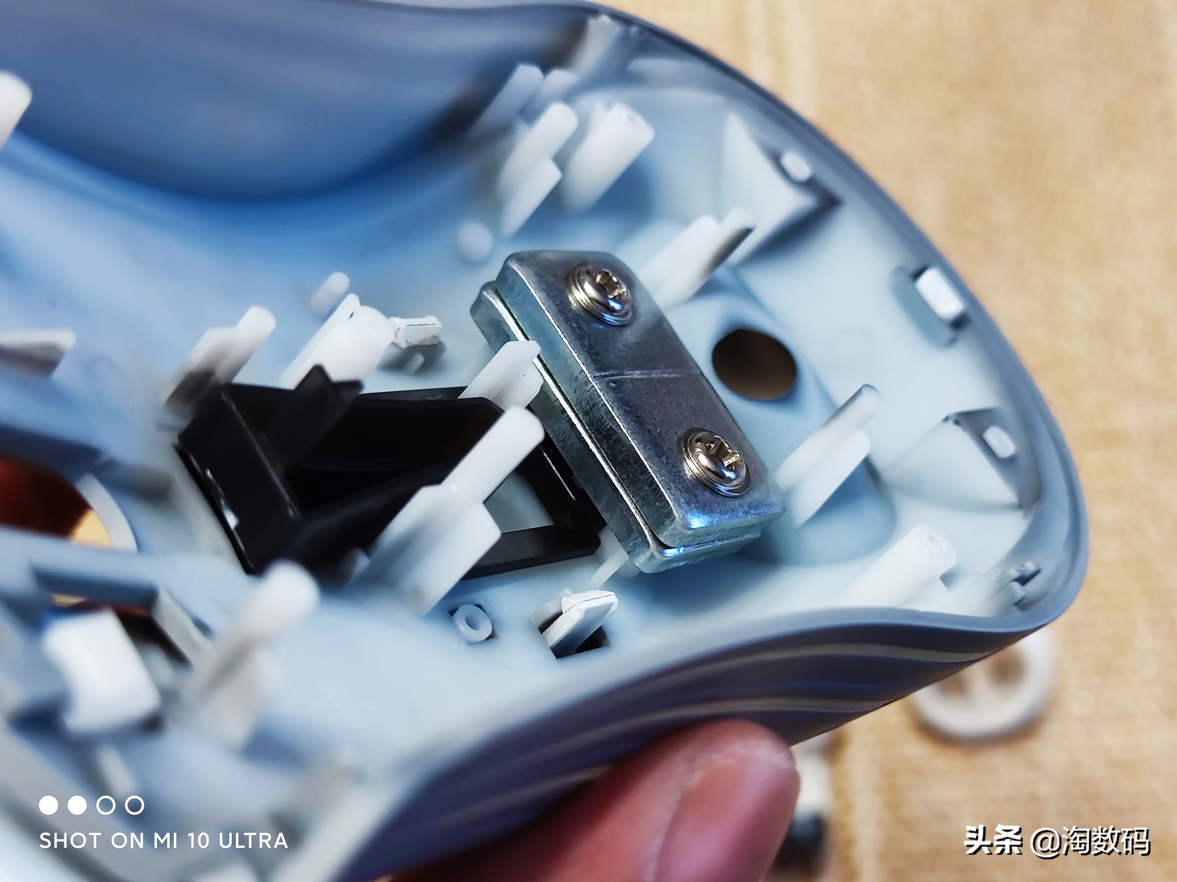 欧姆龙鼠标微动开关盖子如何拆,欧姆龙蓝点微动鼠标