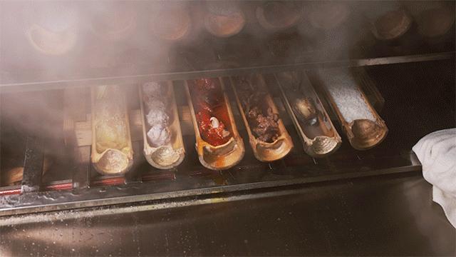 蒸鱼用竹筷子架上放盘子,用竹筒蒸的饭叫什么