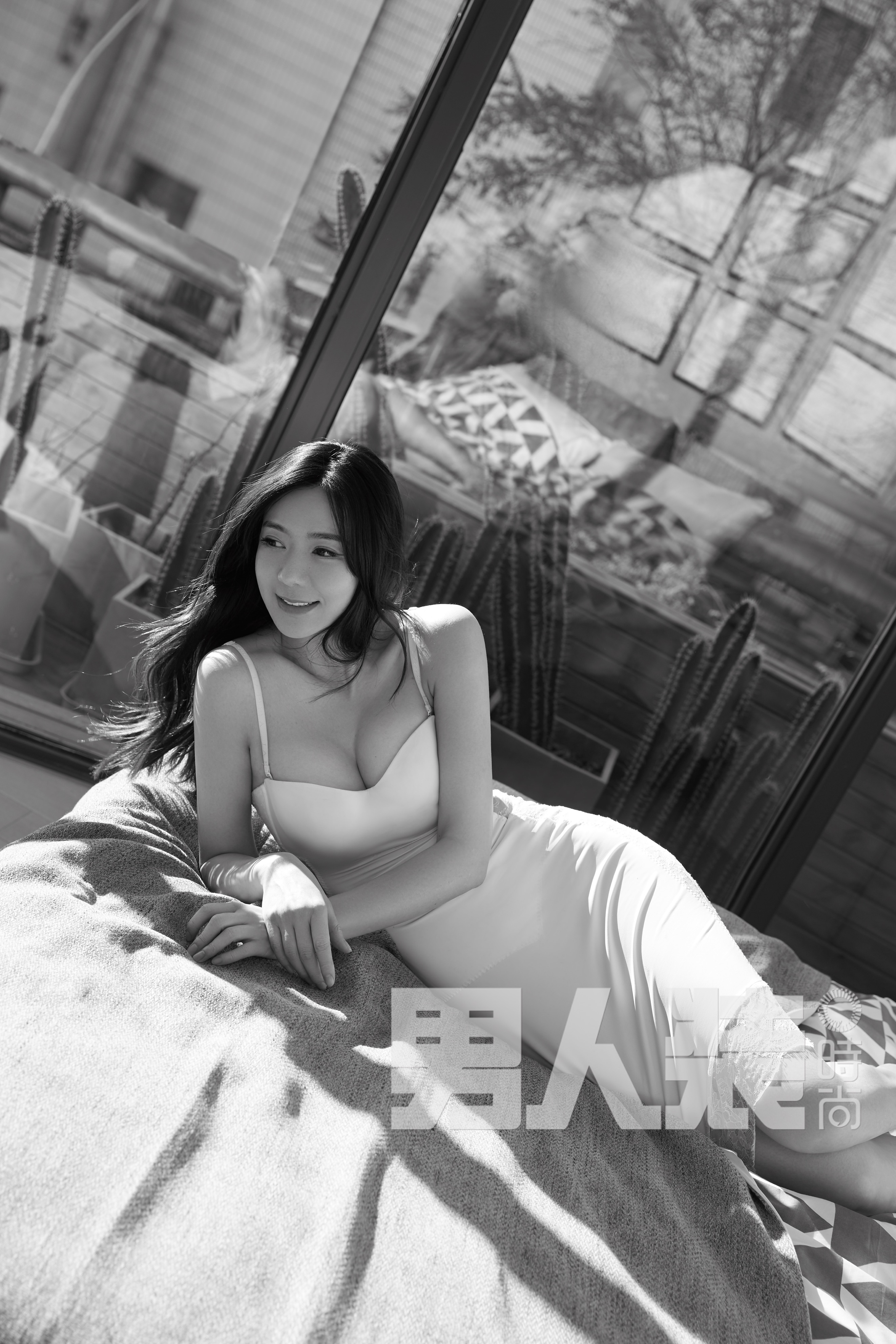 欲罢不能！宅男女神周韦彤再登《男人装》34E爆乳令人血脉喷张！