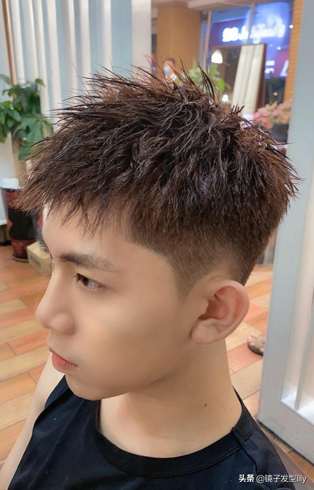 2021年最流行的发型发根蓬松造型,今年最流行的男士发型最简单款