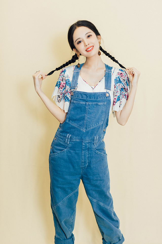 娜扎黑色深v吊带裙完整版,娜扎黑色深v吊带裙路人视角