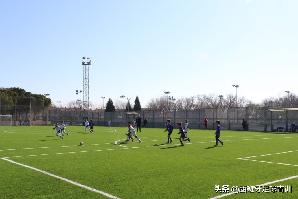 西班牙反越位战术,西班牙青少年足球传球跑位