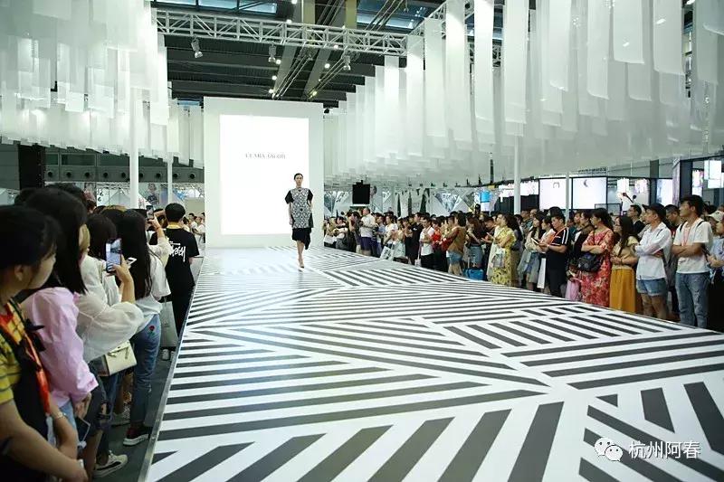 超百图再现2018年服装圈内那三十道靓丽风景……