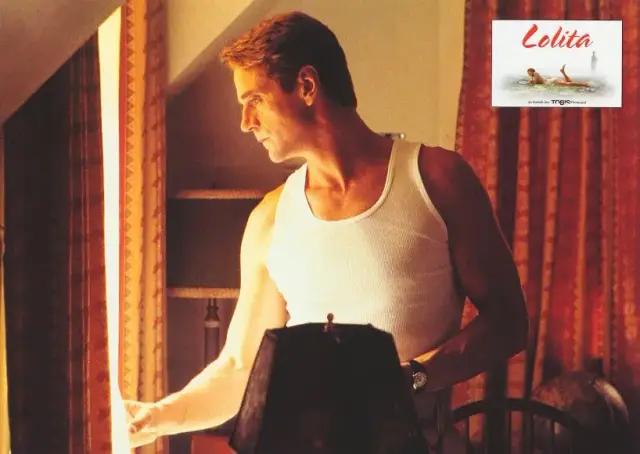 他是《洛丽塔》男主，畸形恋专业户，也是禁欲系不老男神