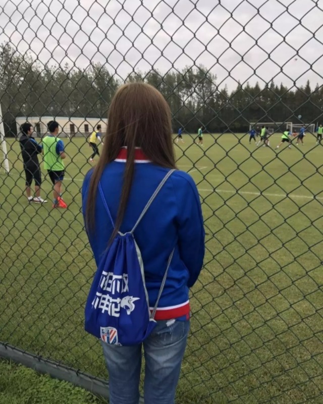 足球运动员喜欢的女孩,喜欢足球的女孩