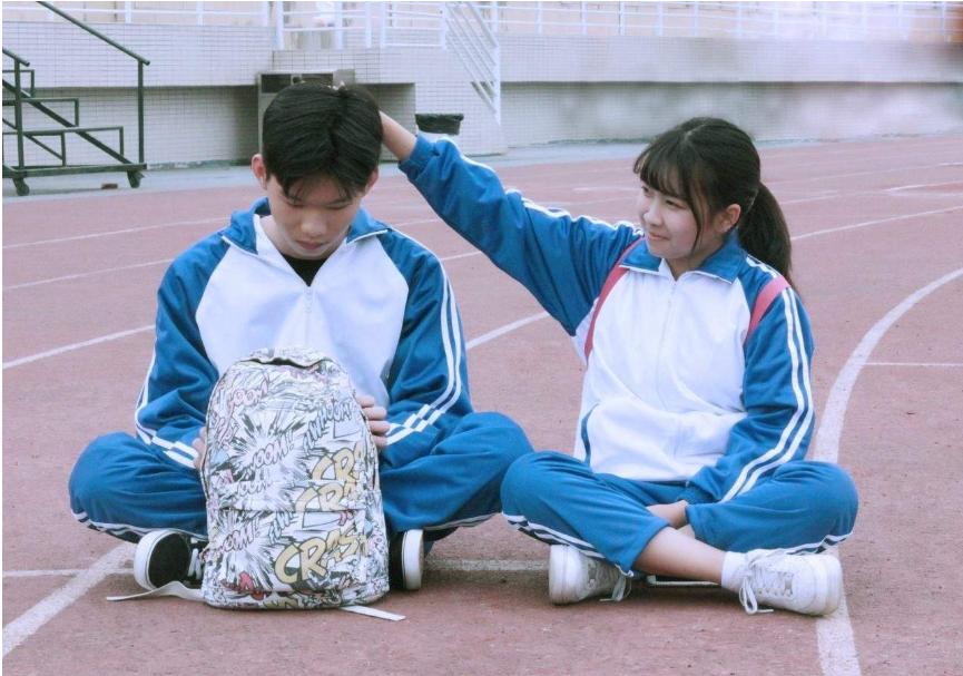 13岁女生脖子被种“草莓”，妈妈再三追问，孩子的回答让妈妈落泪