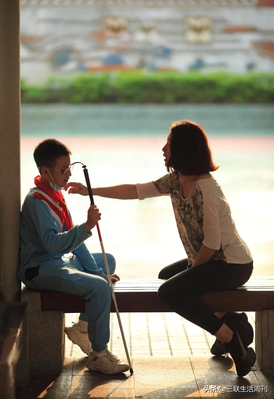 做过十几次全麻手术，视力消失仅有光感，爱好是台风夜追着风：盲童雨鑫和他母亲的求学之路