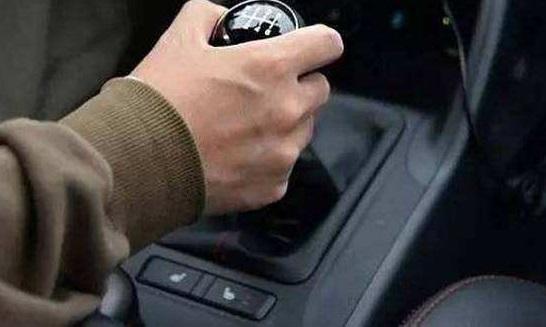 上坡怎么防止熄火后溜,手动挡上坡熄火溜坡怎么办