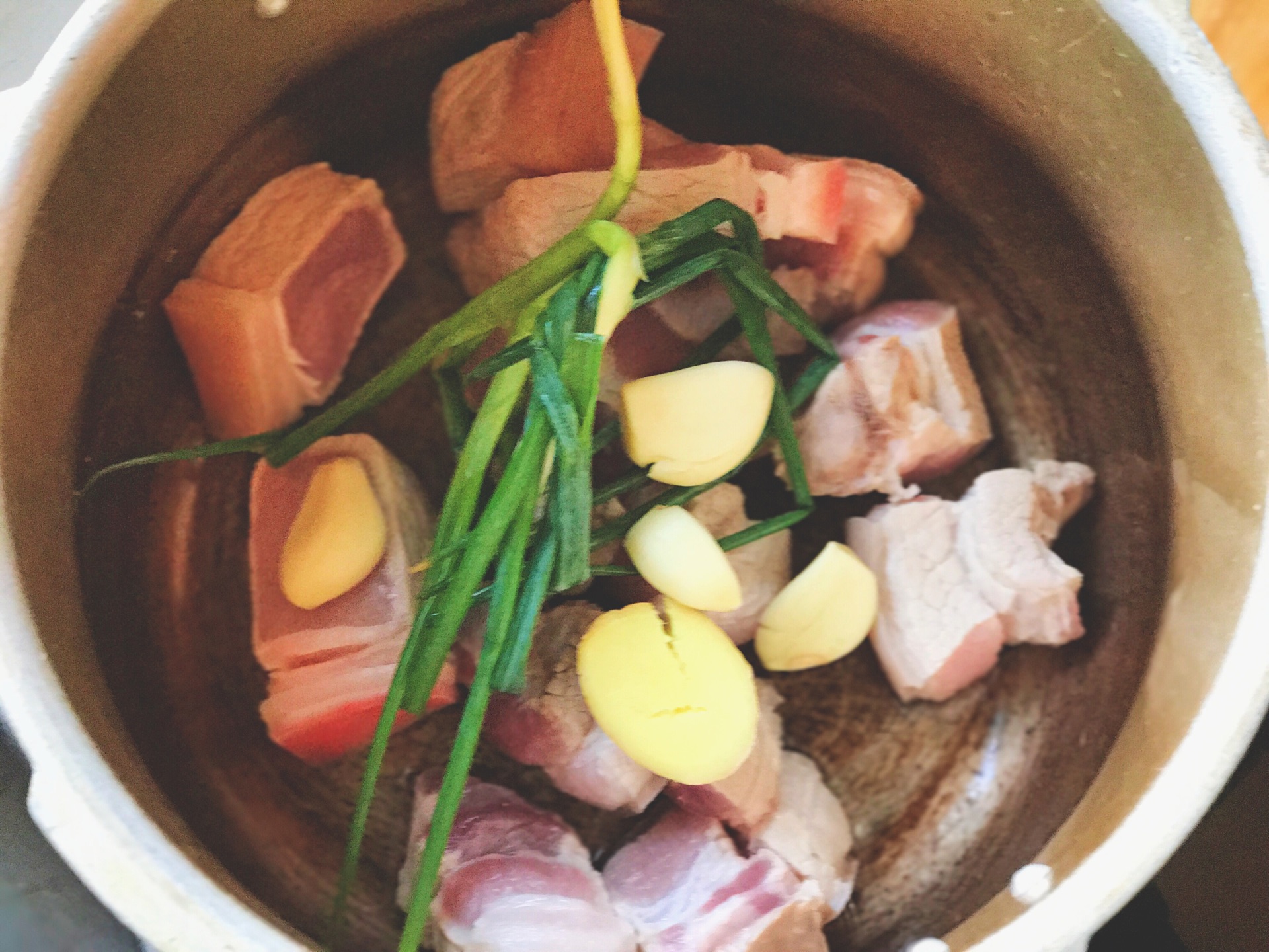 200斤的肉怎么做红烧肉,2斤肉做红烧肉放多少糖