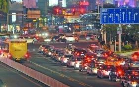 交通法新规现在闯黄灯算不算违章,为什么闯黄灯也是扣六分罚款200