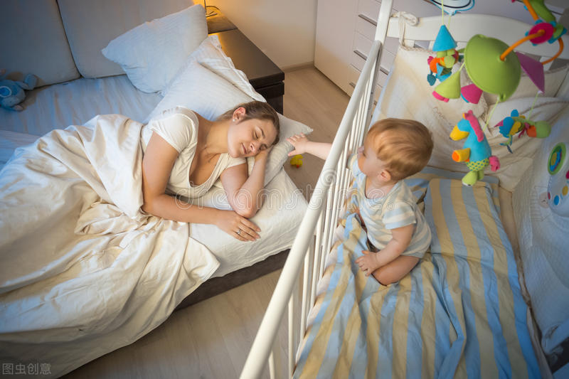 宝宝18天怕黑晚上哭闹怎么办,宝宝怕黑胆小怎么解决