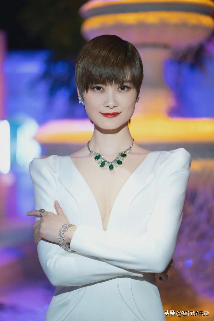 李宇春穿高开叉鱼尾裙 (李宇春穿鱼尾红裙大秀曲线)