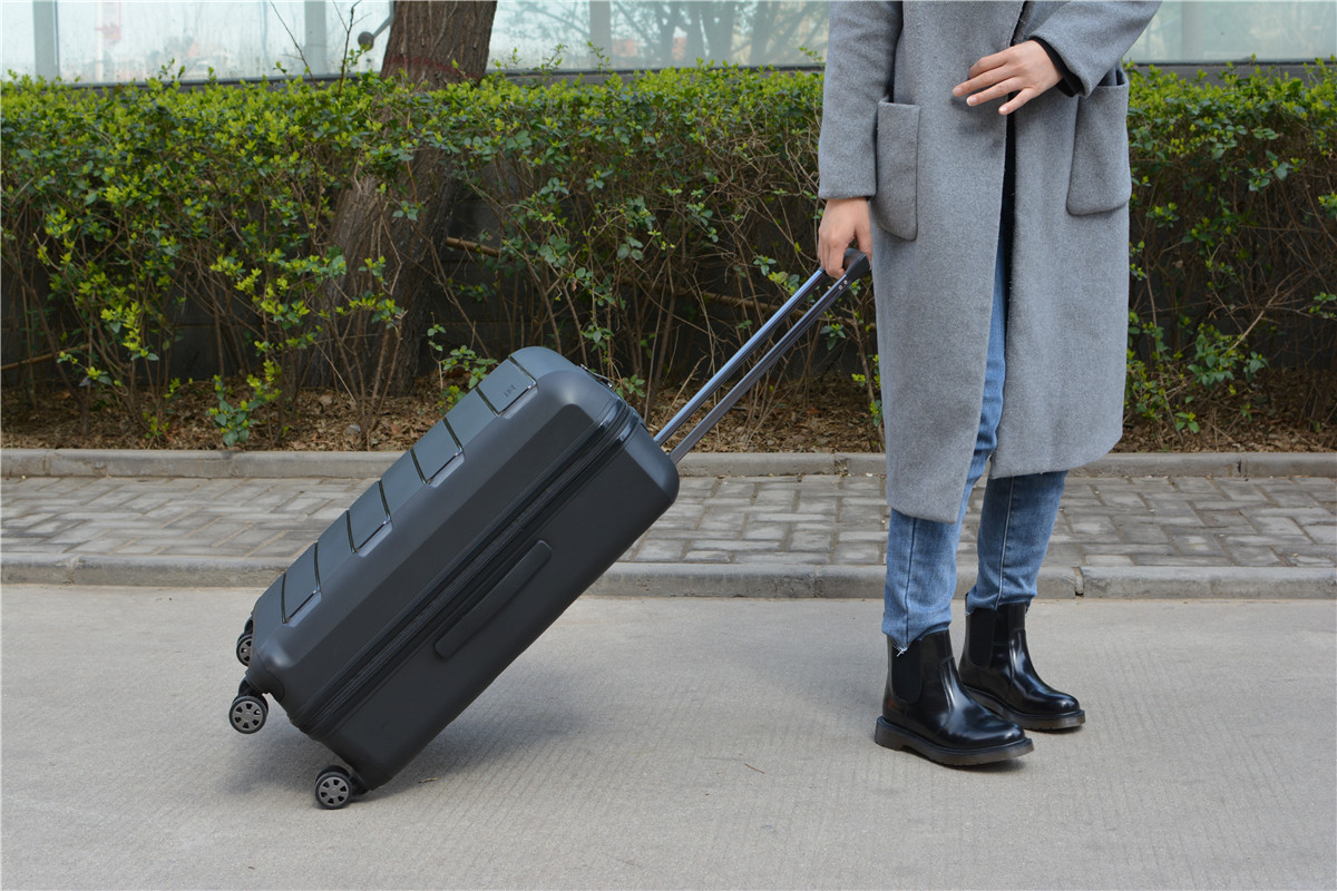 有了瑞士SWIZA行李箱，再也不用担心出差了，绝对颜值担当