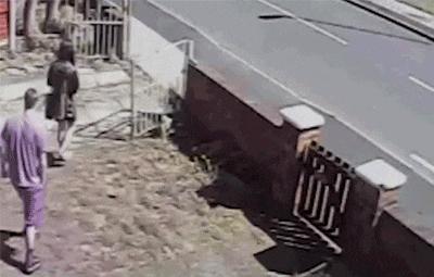 穿恨天高坐地铁的社死现场，两位男士都不忍看这次“崴脚表演”