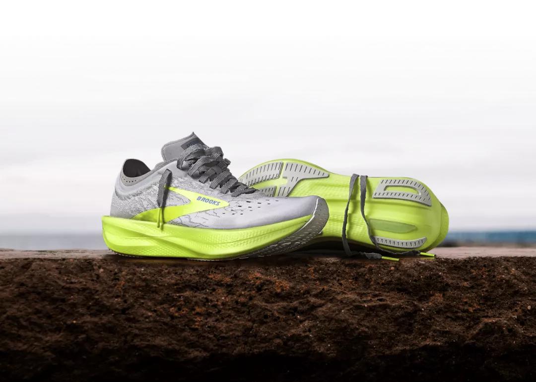 刘嘉玲穿运动鞋,54岁的刘嘉玲穿运动装登山